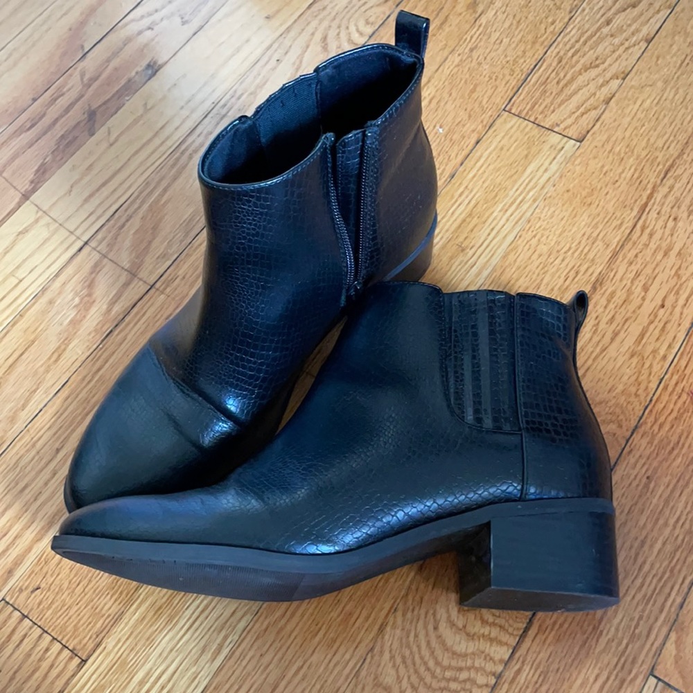 Women’s Old Navy size 8 black ankle booties